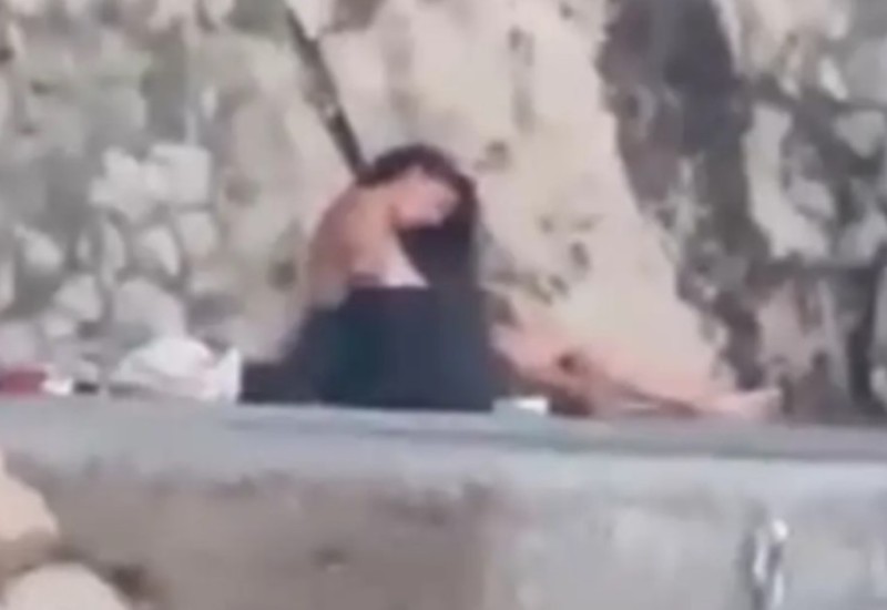 Kupači ostali šokirani: Turistkinja se samozadovoljavala na plaži VIDEO