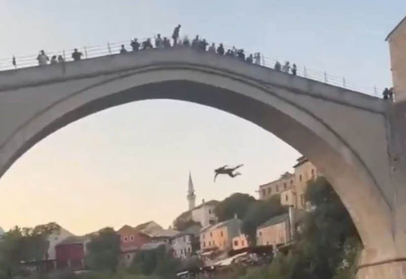 Turista skočio sa Starog mosta, Mostarci ga pretukli (VIDEO)