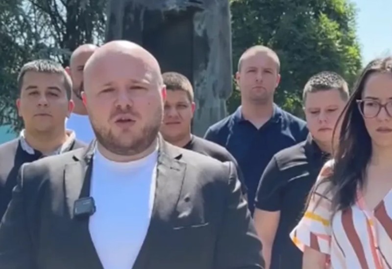 „ČOVJEK VIZIJE“ Mladi SPS položili vijenac na spomenik bana Tise Milosavljevića