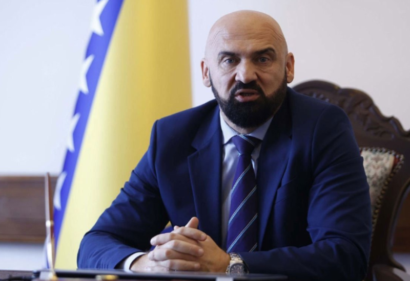 „VIP USLUGA ZA MINISTRA“: Ramo Isak u reklami za baklavu (VIDEO)