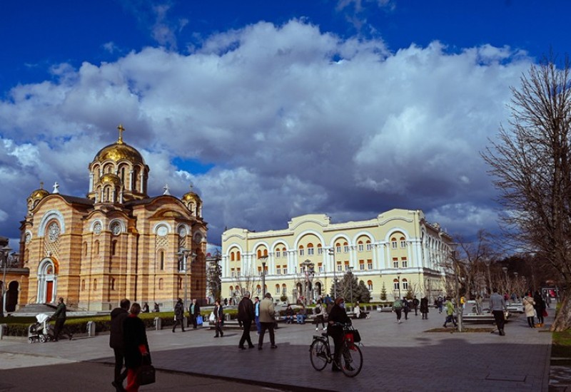 Tokom dana promjenljivo oblačno uz sunčane periode