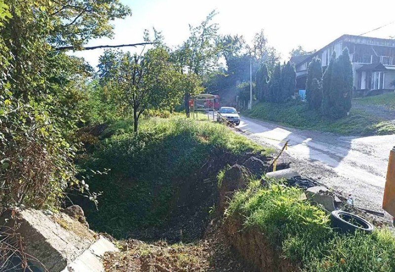 Voda odnijela most u banjalučkom naselju, ugrožena bezbjednost djece