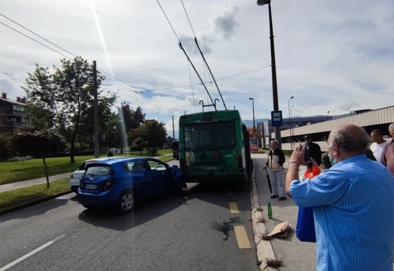 U sudaru trolejbusa i automobila povrijeđena jedna osoba