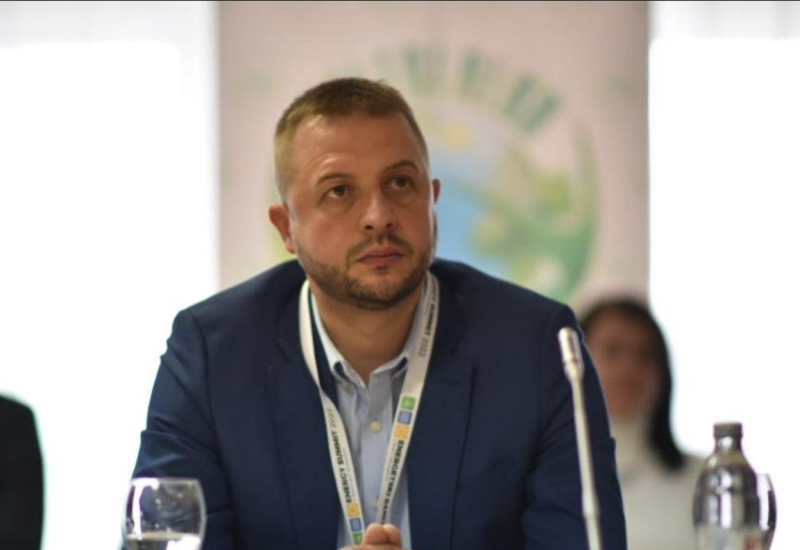 Narodni poslanik spasio putnika u avionu