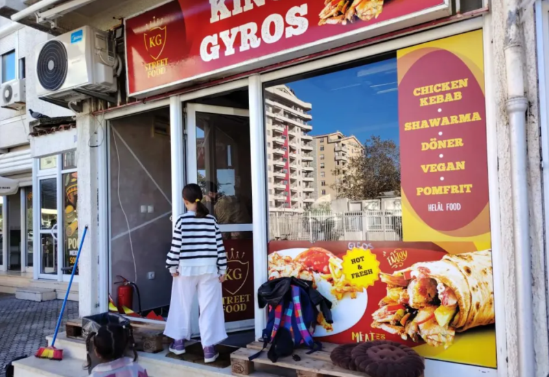 Turci meta i u Baru: Demoliran fast food