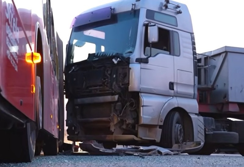 Sudar autobusa i kamiona: Povrijeđeno 25 vojnika, vozač stradao