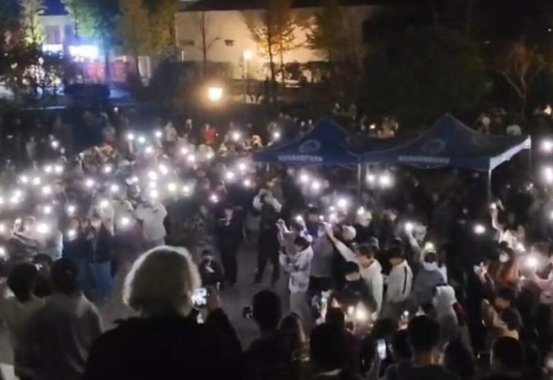 “Revolucija bijelih papira” u Kini: Policija briše fotografije demonstrantima iz telefona VIDEO