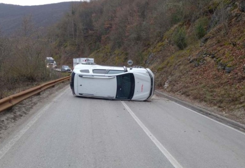 Saobraćajka kod Rogatice: Prevrnuo se automobil, saobraćaj blokiran