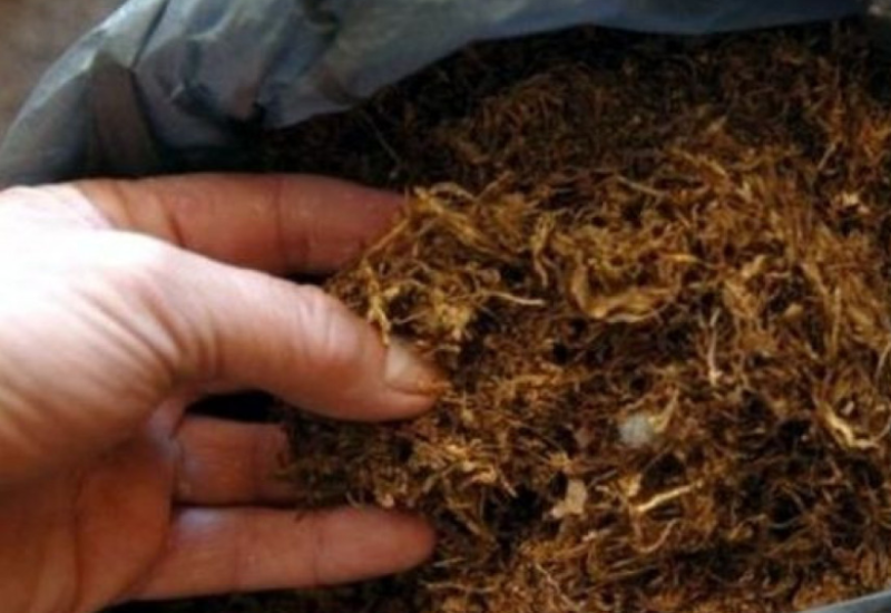 Policijskim pretresom pronađena tri pakovanja droge i deset vreća rezanog duvana