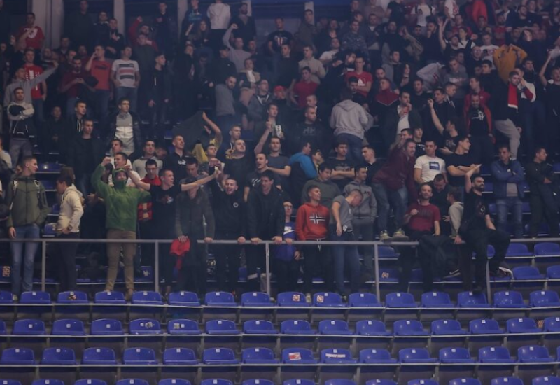 Prekinuta utakmica Zvezde i Partizana zbog nesportskog navijanja