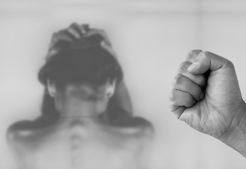 Muškarac tukao ženu rukama i nogama, pa je davio