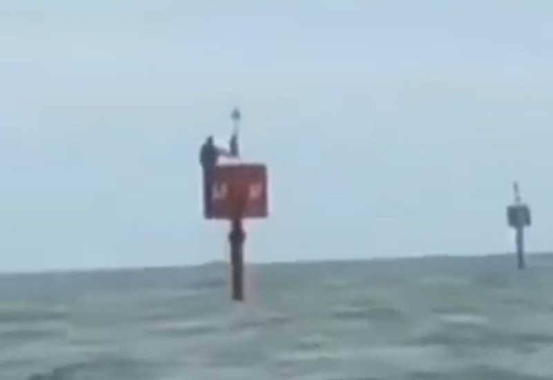 Nestao na Božić, pa pronađen živ na bovi(VIDEO)