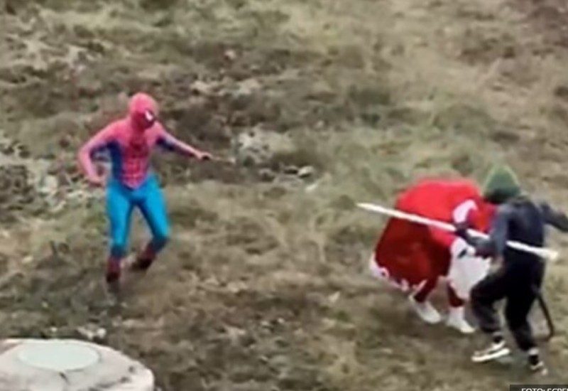 Neobična scena: Potukli se Djed Mraz, Spajdermen i učitelj Splinter VIDEO
