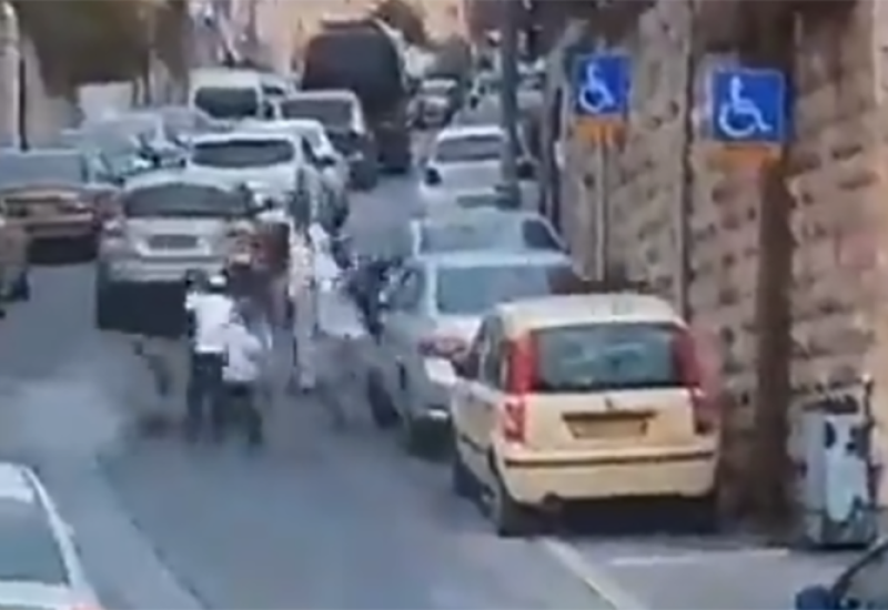 Isplivao snimak na kojem je dječak otvorio vatru u Jerusalimu: Napadač pucao u oca i sina, pa ubrzo likvidiran (VIDEO)