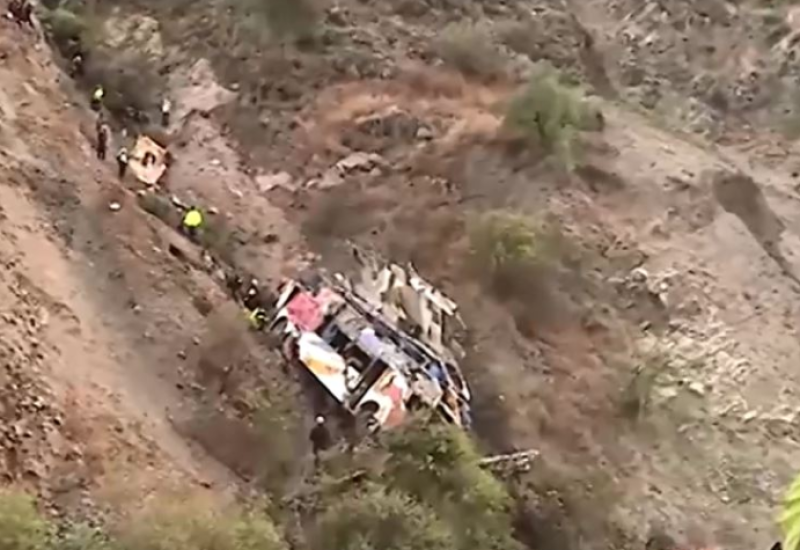 Autobus pao u provaliju, poginula 41 osoba