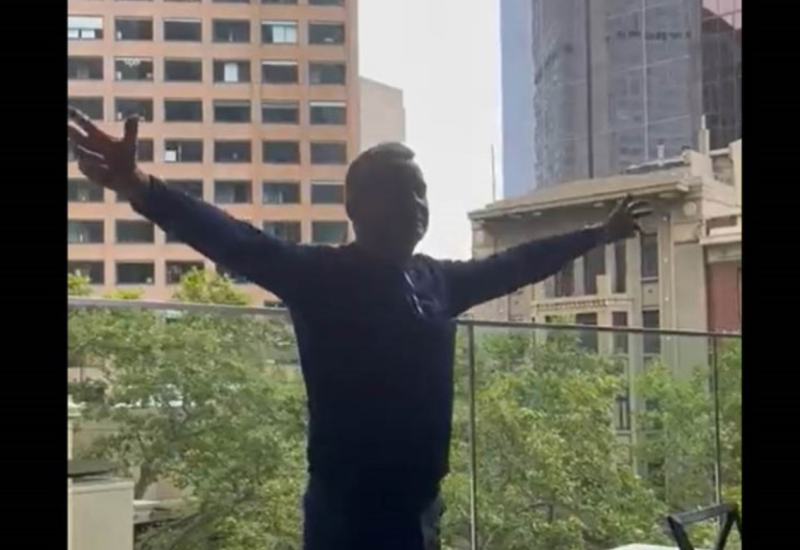 Tri prsta i “kosi tata, kosim ja”: Srđan Đoković proslavio Novakovu titulu (VIDEO)