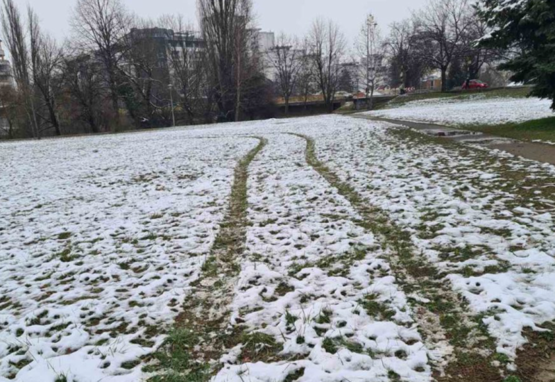 Haos u Obilićevu: Automobilom išli preko livade kod Venecija mosta, lomili znakove i drveće (FOTO)
