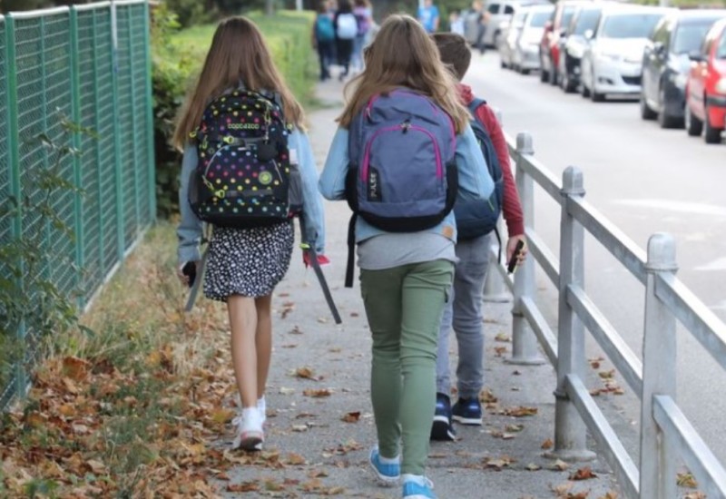 Pronašli kesicu u žbunju: Osnovci probali kokain, pronađeni nedaleko od škole