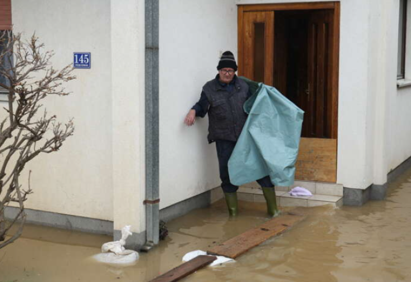 PRIJEDOR POD VODOM Zaplavljeno oko 600 objekata, timovi civilne zaštite evakuišu građane