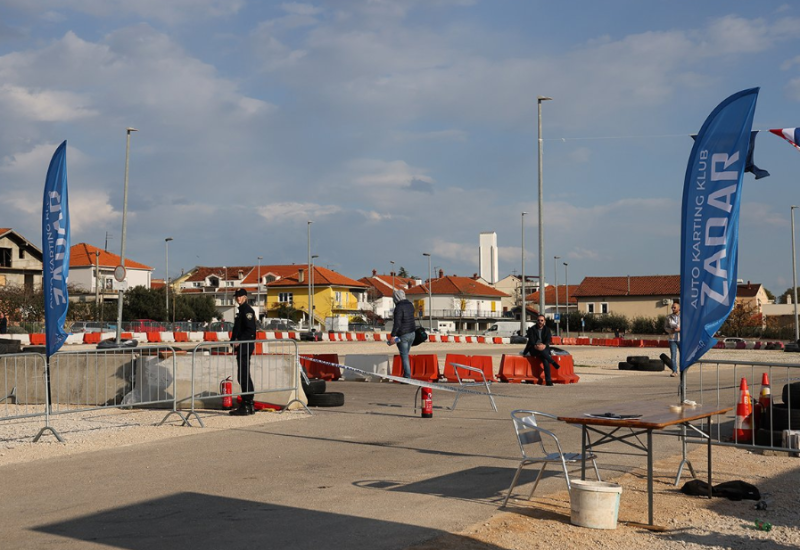 Automobil izletio sa staze u Zadru: Četvoro povrijeđenih, među njima i beba
