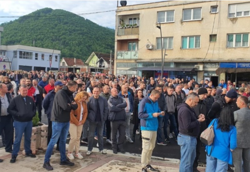 Uzavrela atmosfera na Kosmetu: Policija u Zvečanu bacila suzavac, KFOR raspoređuje snage