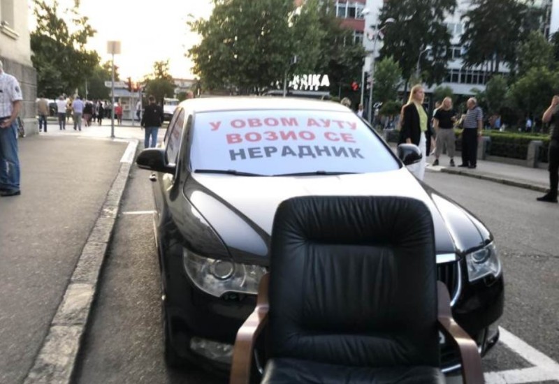 BILANS: Stanivuković sa pristalicama “zaplijenio” Ninkoviću fotelju i službeni auto