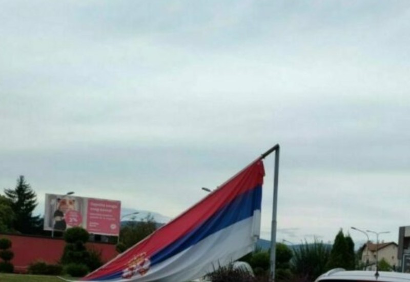 Vjetar srušio zastavu Srbije i oštetio stabla u Banjaluci