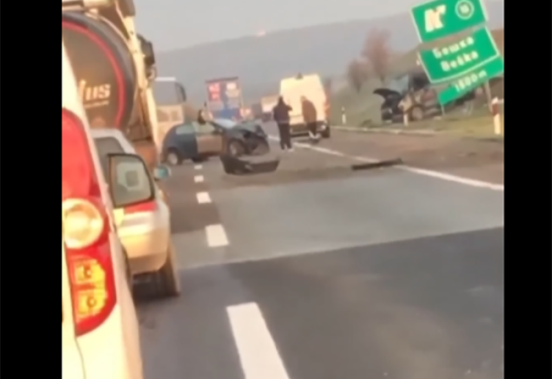 Automobil potpuno smrskan, kombi od siline udara sletio s puta (VIDEO)