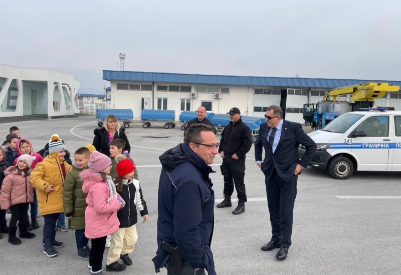 Dodik ugostio grupu mališana na sarajevskom aerodromu