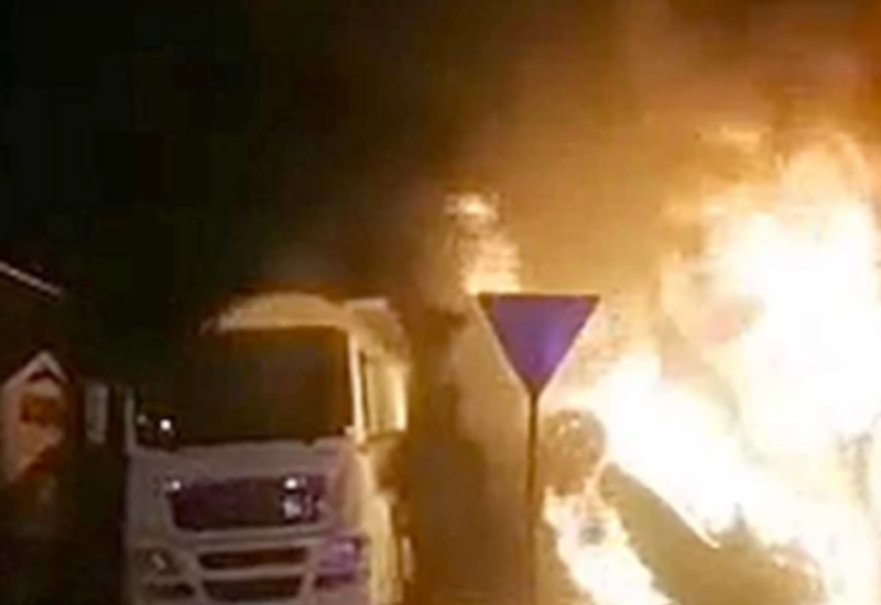 Autom se zakucao u kamion, dvije osobe poginule (VIDEO)