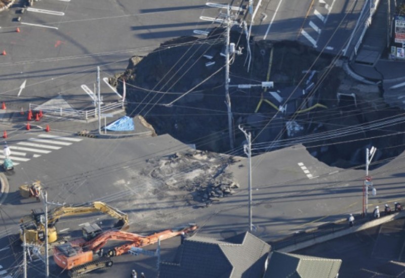 Spojile se dvije vrtače u Tokiju, vozač zarobljen već treći dan