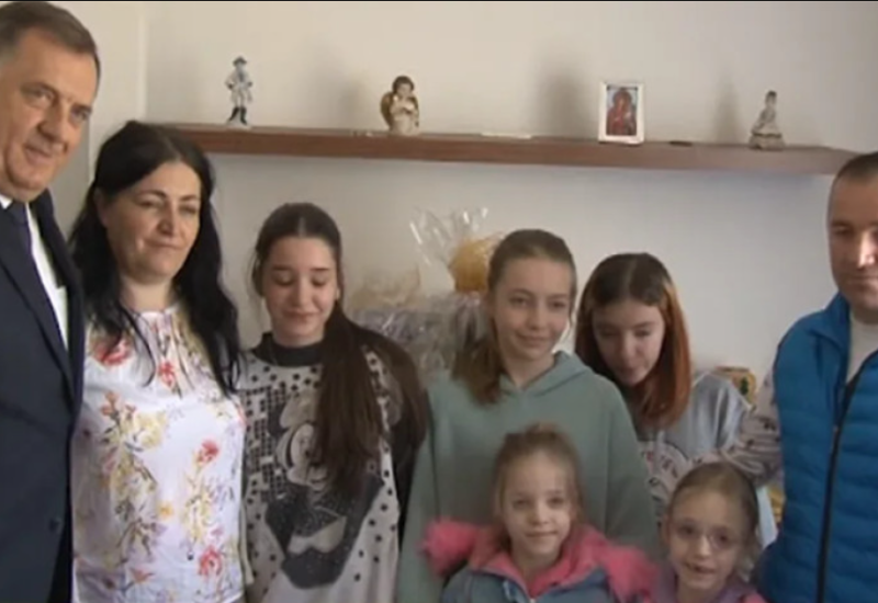 Osmočlana porodica Badnjar dobila topli dom: Dodik na useljenju