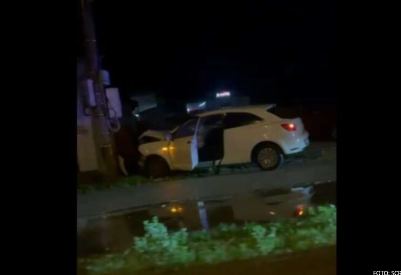 Horor u Banjaluci: Jedan automobil zakucan u stub, drugi u suprotnoj traci VIDEO