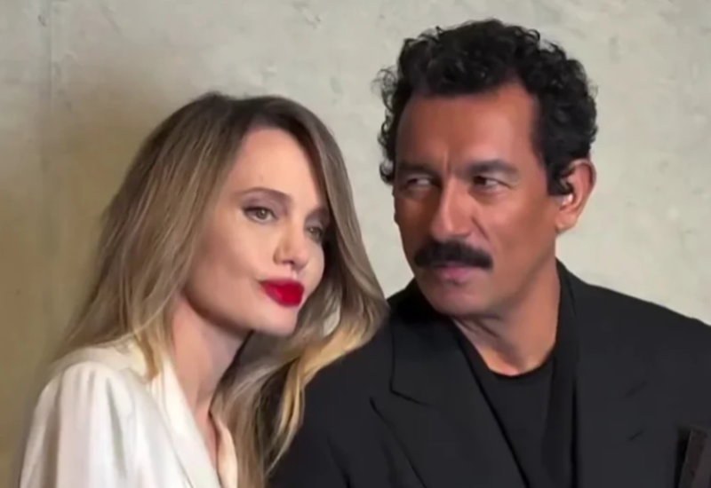 Angelina Jolie u zagrljaju francuskog dizajnera: Na događaju u Šangaju pozirali držeći se za ruke