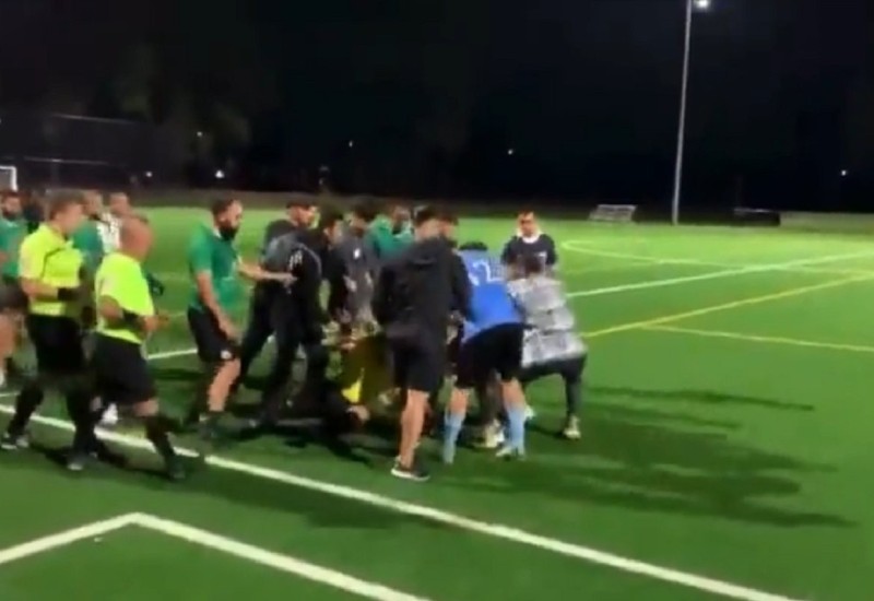 Sudija pretučen na terenu, napadač ga brutalno tukao (UZNEMIRUJUĆI VIDEO)