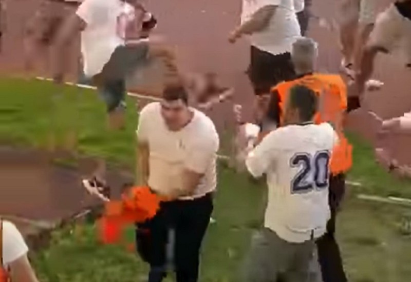 Navijači Hajduka grupno tukli redara (VIDEO)