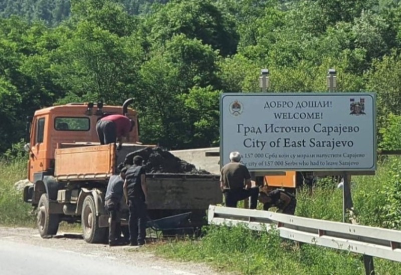 Postavljene table na ulazu u Istočno Sarajevo - 157.000 Srba moralo napustiti Sarajevo, Karićeva prijeti prijavom Ćosiću