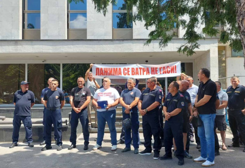 Protest vatrogasaca ispred NS RS: “Lažima se vatra ne gasi”