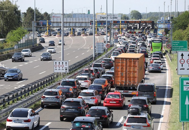 Gužve i kolone prema moru i na granici u Hrvatskoj