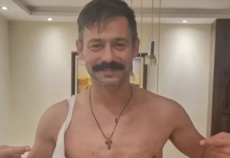 Milanu iscijepali majicu, ne skida osmijeh sa lica nakon rođenja sina