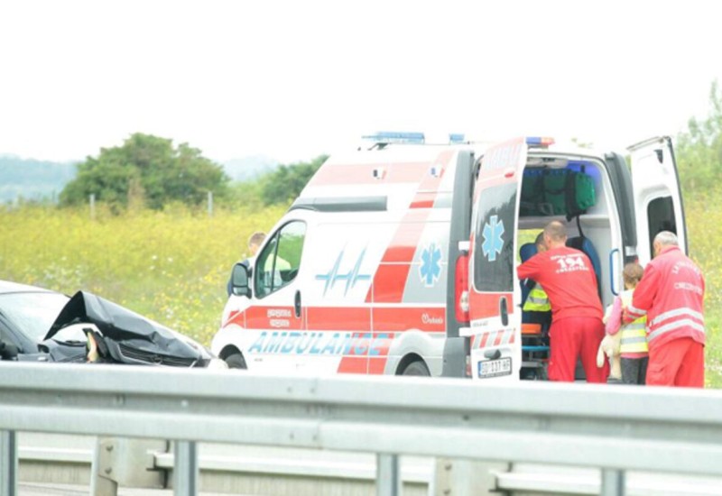 SAOBRAĆAJNA NESREĆA: U sudaru dva vozila povrijeđeno pet osoba