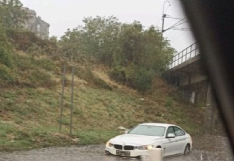 BMW ostao zarobljen u vodi visokoj gotovo pola metra