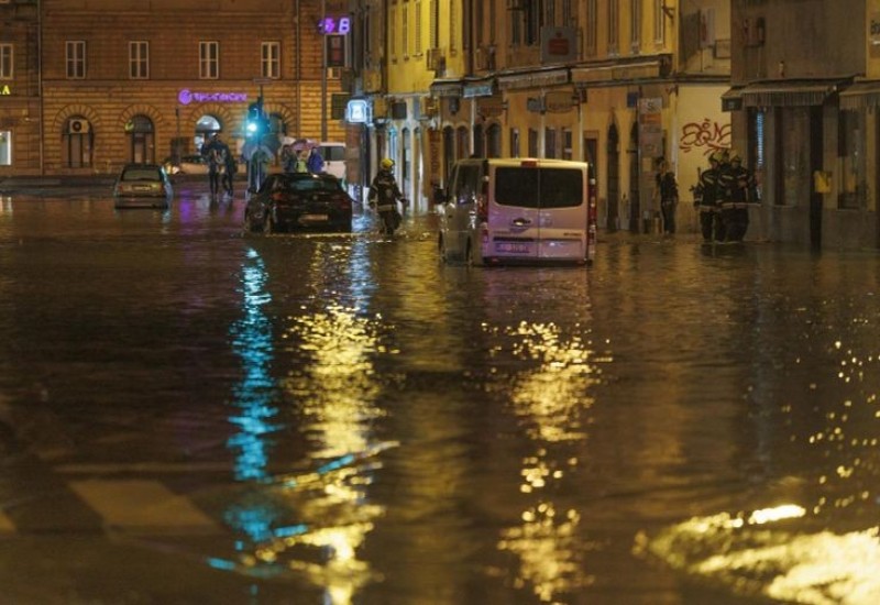 RIJEKA: Vatrogasci ispumpavaju vodu iz poplavljenih objekata