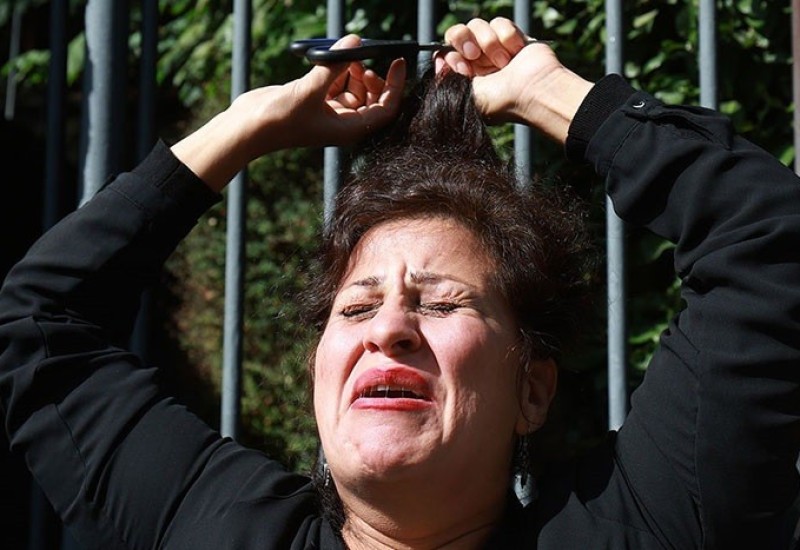 ZAGREB: Iranka u suzama rezala kosu na protestu