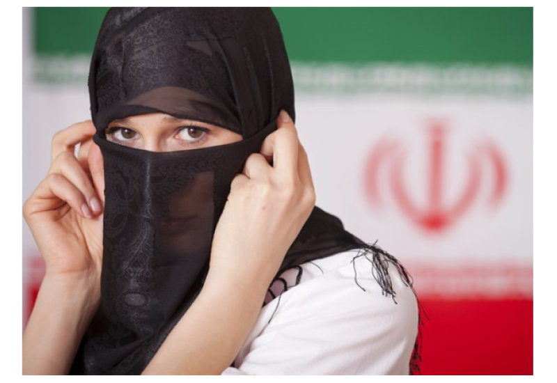Iranska policija uhapsila ženu jer je jela u restoranu bez hidžaba na glavi