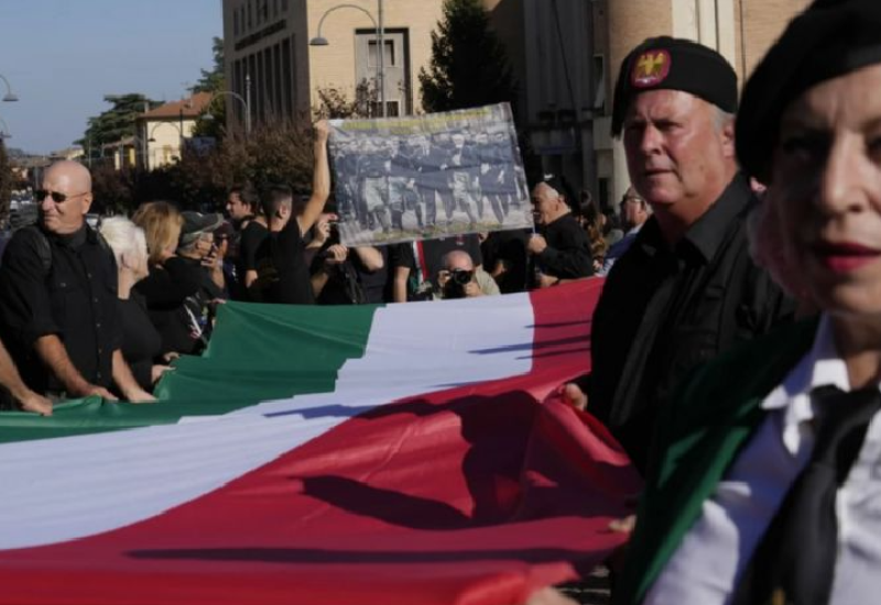 Hiljade pristalica Musolinija marširalo do njegove kripte