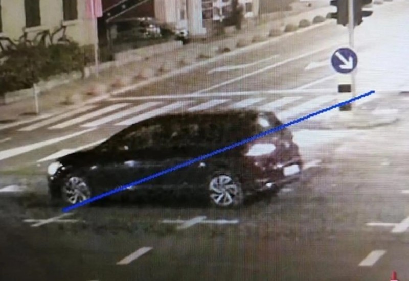 Vozač golfa namjerno pregazio policajca!