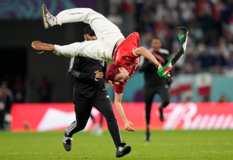 Tokom meča Tunis - Francuska upao na teren sa zastavom Palestine