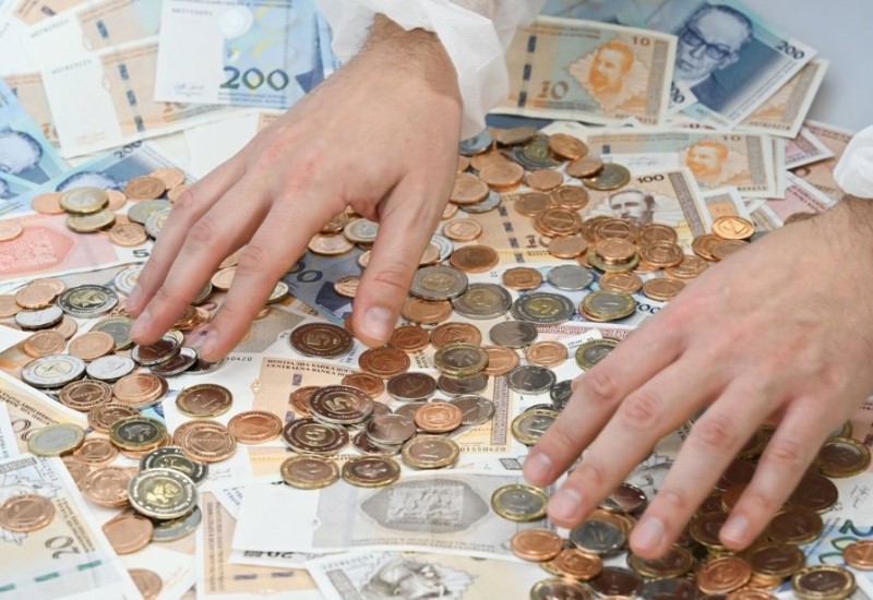 Budžetski raj u BiH: Ministri od 2020. povećali sebi platu za 1.400 KM