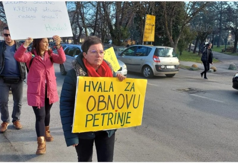 Stotinjak Petrinjaca izašlo na ulice, ironično se zahvalili Vladi Hrvatske
